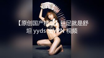 甜美小姐姐，两男一女3P大战，舔腿吸奶，两根JB轮流吃，前后夹击爆草，从下往上视角，猛怼骚穴