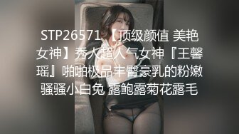  肤白貌美极品小妞露脸浴室洗白白诱惑狼友，到床上揉奶玩逼给狼友看特写