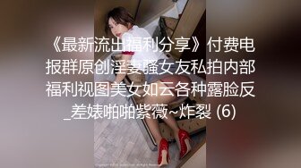  小骚逼露脸洗干净了伺候小哥哥诱惑狼友，舔鸡巴的样子好骚吸蛋蛋，深喉抽插，后入草屁股