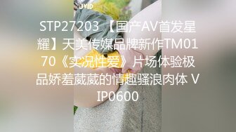 偷窥隔壁眼镜美眉洗香香 妹子洗澡戴着眼镜不说还戴个口罩 奇葩 奶子是真的大