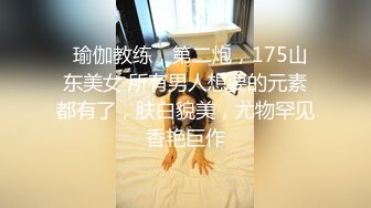 【新片速遞】 20岁酒红色美甲的鸡婆：你手好冰呀，我给你弄，来，趴下来一点，快点艹我 我受不了❤️看着成人片做爱，真是幽默！