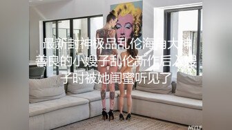  风骚的小老板娘露脸在店里把自己抠到受不了，主动脱下小哥的裤子深喉大鸡巴