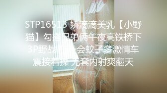 花臂唇钉少女姐妹花，一线天馒头肥穴，姐妹自慰诱惑，一起翘屁股特写，干净美穴，假屌抽插流水