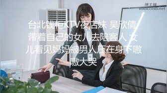 【新片速遞】电影院女厕偷拍 背包少妇的小黑B