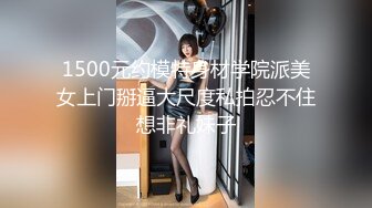 女朋友打赌输了罚她不准穿衣服做饭 身材还是相当的不错