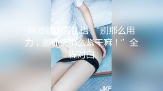 两个性感白衣妹子玩得不亦乐乎