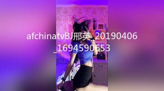   阿姨探花G奶爆乳骚熟女3P伺候，尽情揉捏大奶子，两根JB轮流舔太骚了，扛起腿爆操前后夹击