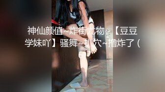 服装店监控偷拍顾客试穿衣服，气质老板娘在办公室试穿样板