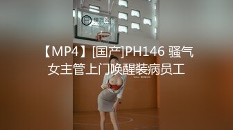  小女仆被主人压在沙发上后入，特意给黑丝脚底板来个特写！