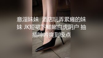 一线天美穴极骚女神大尺度自慰，吊带小背心掏出奶子，半脱下牛仔裤假屌进出抽插，卫生间坐在马桶上骑乘