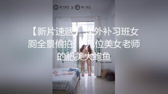 邪恶的房东门缝偷窥美女租客洗澡