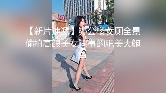 拨开牛仔妹子的内裤舔她逼