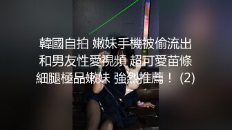 可爱女孩选了一个风景不错的海滩，藏在海石后面 四周看看没人，裸体尿尿，两个奶子和淫穴还很粉呢！