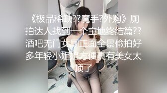  牛仔裤女神，难得露脸，细腰美腿半脱下裤子，手指扣穴水声哗哗，穿上吊带黑丝袜，低低呻吟更是诱惑