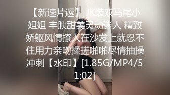 白富美小姐姐酒店色誘年輕服務員，解開褲子就吃雞巴爽的讓他無法反抗,在沙發上扒光衣服等著被幹