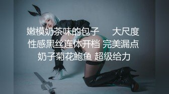 艺校妹子在学校宿舍脱了衣服展示自己的身材