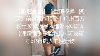 三个女人和两个男人进行了一场激情四射的现场表演