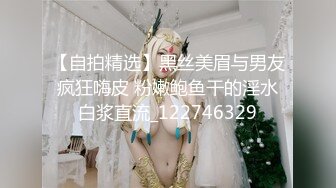  烈焰红唇极品网红美女拨开丁字裤炮友一顿舔逼，第一视角特写操逼，圆润美臀骑乘爆操