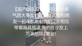 只穿着一件裹胸黑衣的性感大长腿美女 下体逼毛黑黝黝胸前鼓鼓的这风情鸡巴超级硬，扛起双腿猛力抽送操