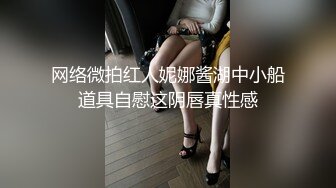 长相有点酷似小春哥的小伙一边看电视一边和舔靓妹的逼，美女大叫好舒服插深一点舌头高潮了.