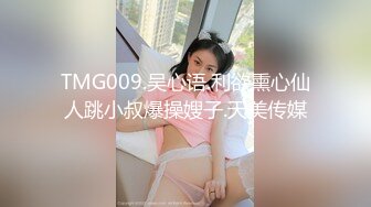 从她的角色扮演中释放出她柔软的乳房并将它们挤到你的脸上。