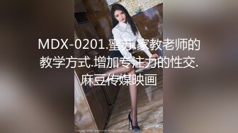 酒店里遇到个美妞把鸡巴掏出来就直接吃