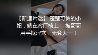 我在厕所洗澡然后出来就看见骚妻在给单男舔鸡巴了