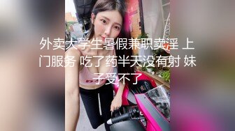 邻家妹妹型乖巧美女，难得露逼诱惑，撩起裙子没穿内裤，掰开粉嫩小穴，翘起美臀太诱人