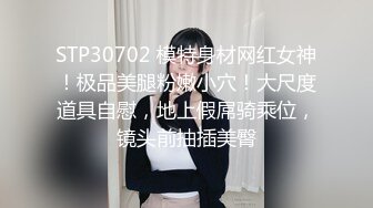 SPA养生馆男技师偷拍女客人服务过程，20多岁无毛肥逼骚货，精油推屁股油光程亮，跳蛋塞入震动，跪在按摩床上后入爆插