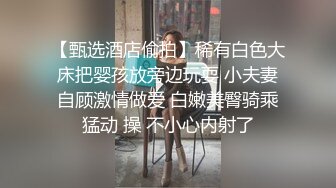 三通美嫩模姐妹花一起伺候大哥，轮流口交大鸡巴甜甜，还让好妹妹给舔逼，轮流享受大鸡巴快速抽插爆菊花射嘴