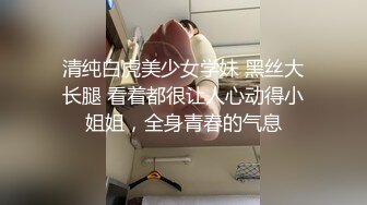 看样子是刚刚洗完澡就来跟粉丝互动了