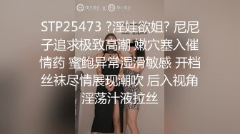  闭着眼睛手抓床单，享受大鸡巴的奋力抽插，两个年轻的妹子让大哥玩弄双飞