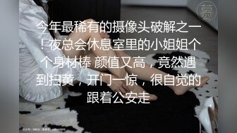  高颜值黄衣小妹全程露脸大秀直播诱惑，穿上性感的黑丝伺候大哥啪啪