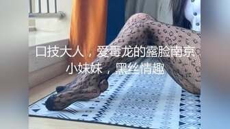    两个奶子露在外面，假屌猛插扣穴大量喷水，完美大肥臀后入爆插，地上道具骑坐，喷泉一样喷射