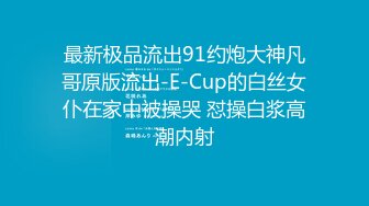 满背纹身吊带长裙！性感少女激情自慰！无毛极品肥穴，地上假屌骑坐