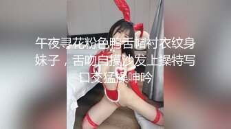 跟老婆在楼道里秀恩爱