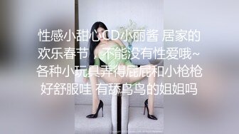 潜伏女厕偷拍两个鲜嫩学生妹的粉逼，其中一个妹子有所怀疑