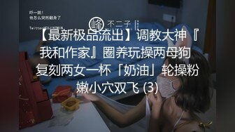 性感美女穿着睡衣吃泡面不小心走光露点