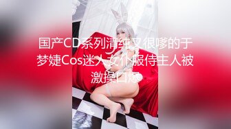 上面在玩吃鸡下面美女吃JB ，极品美女趴在桌子下口交