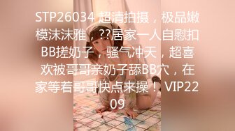 《母子乱伦》趁着中午家里没人还是忍不住冒险和妈妈打一炮 开始不同意但是一摸就像换了个人一样