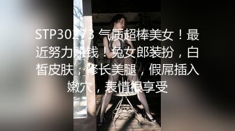  大红唇新人骚女被两大汉3P，白丝袜丁字裤，翘起屁股看穴，两根JB轮流舔