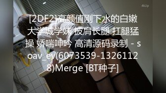  老婆正在被单男冲刺，我就站在床边一边撸着鸡巴一边给单男加油，等单男无套内射