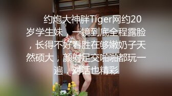 YC商场抄底喜欢拍照绿裙子小女神 弯腰抬腿时印花内裤一览无余