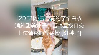  熟女妈妈 精神小伙和妈妈边操边缠绵互吻 趴在妈妈丰腴的身上大力抽插 只听啪啪作响