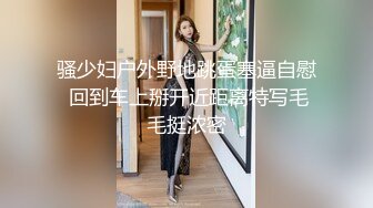 卷发美女穿着背心给自己的男友吃鸡鸡