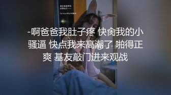 两个百合萝莉小姐姐黑白丝袜情趣装，双足磨蹭假屌一起舔，凹凸水晶棒互插