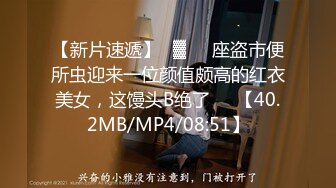  骚逼流着血也挡不住你发骚，全程露脸跟小哥在家玩弄，交足交大鸡巴