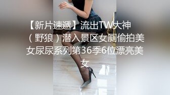 偷拍两个小姐上门服务1男2女双飞  大叔轮流操边操边揉奶子