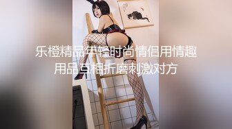   夫妻日常做爱 美娇妻边玩手机边吃屌内裤不脱扒个缝就插