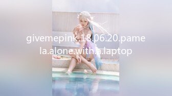 givemepink.18.06.20.pamela.alone.with.a.laptop